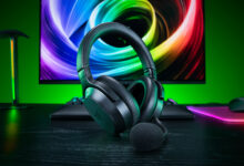 Căștile Razer Barracuda V2 Pro pe un birou de gaming