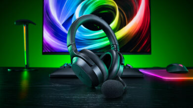 Căștile Razer Barracuda V2 Pro pe un birou de gaming
